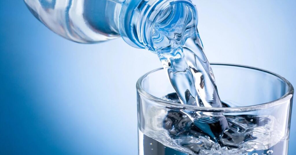 Nicht genug Wasser zu trinken überflutet Ihren Körper mit schädlichen Stresshormonen. Erwachsene, die gewöhnlich weniger flüssig trinken, steigen eine weitaus stärkere Reaktion von Cortisol auf stressige Situationen als diejenigen, die viel trinken – selbst wenn andere Faktoren, wie eine erhöhte Herzfrequenz und das Gefühl der Angst, einheitlich blieben. Nicht genug Wasser zu trinken überflutet Ihren Körper mit schädlichen Stresshormonen. Erwachsene, die gewöhnlich weniger flüssig trinken, steigen eine weitaus stärkere Reaktion von Cortisol auf stressige Situationen als diejenigen, die viel trinken - selbst wenn andere Faktoren, wie eine erhöhte Herzfrequenz und das Gefühl der Angst, einheitlich blieben.