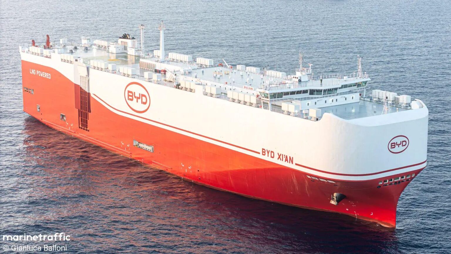 Die chinesische Firma BYD hat in Livorno, der Toskana, über 2.000 Elektroautos mit einer der größten Flotten der Welt gelandet. Die chinesische Firma BYD hat in Livorno, der Toskana, über 2.000 Elektroautos mit einer der größten Flotten der Welt gelandet.