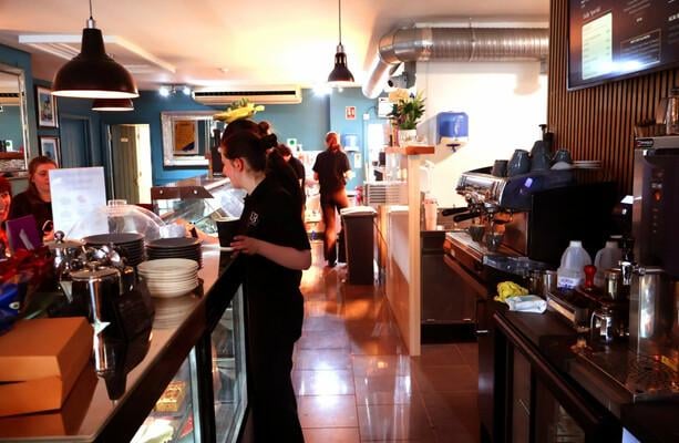 Ein neues Café hat in einem der am meisten angrenzenen Städte Irlands eröffnet (und das Geschäft boomt)
