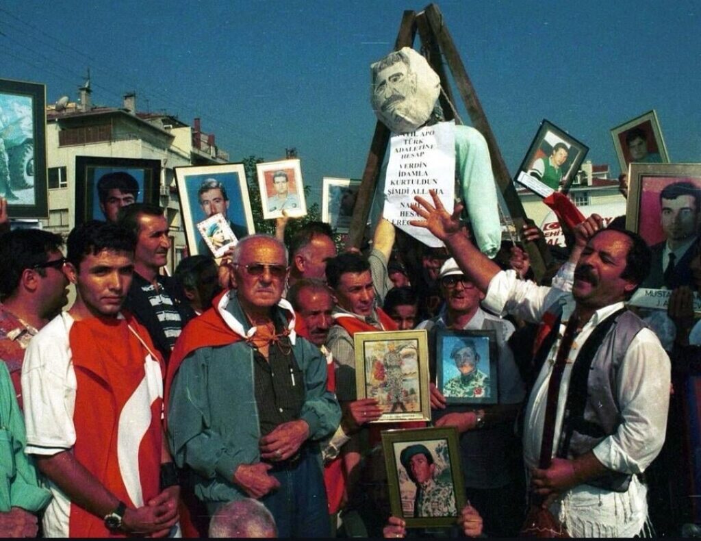 Familien der Märtyrer, die die Ausführungsentscheidung des PKK -Ringleaders begrüßten und ein Modell Galgen etablierten.