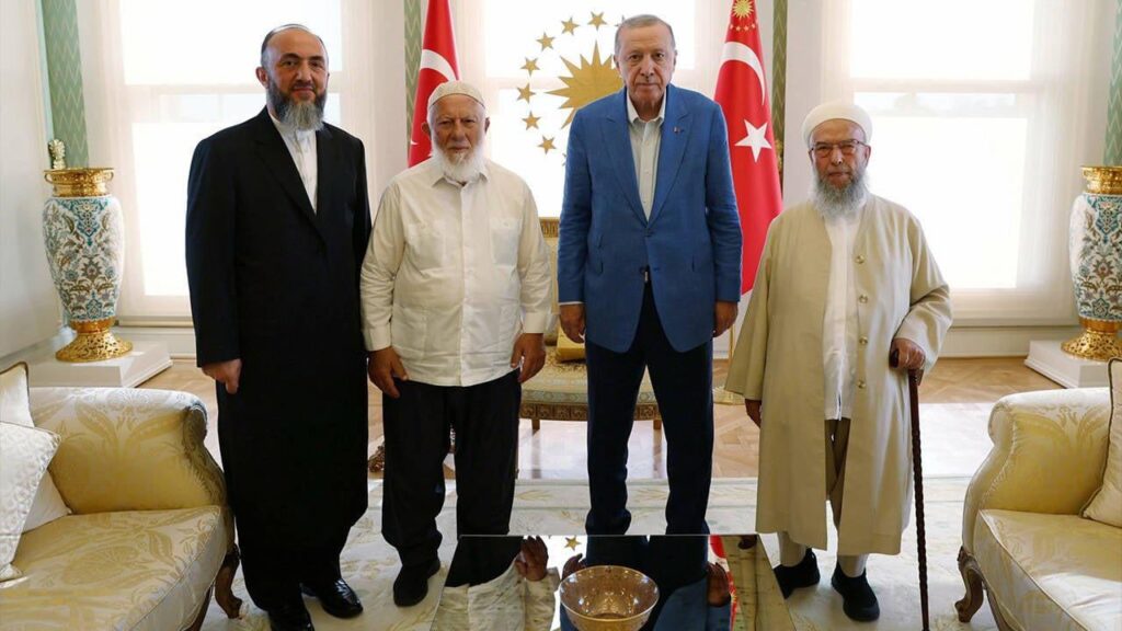 AKP -Präsident und Präsident Erdoğan war Gastgeber von Fikri Doğan, dem Führer der Ismailaga -Gemeinschaft und den Mitgliedern der Gemeinschaft im Vahdettin Pavilion. AKP -Präsident und Präsident Erdoğan war Gastgeber von Fikri Doğan, dem Führer der Ismailaga -Gemeinschaft und den Mitgliedern der Gemeinschaft im Vahdettin Pavilion.