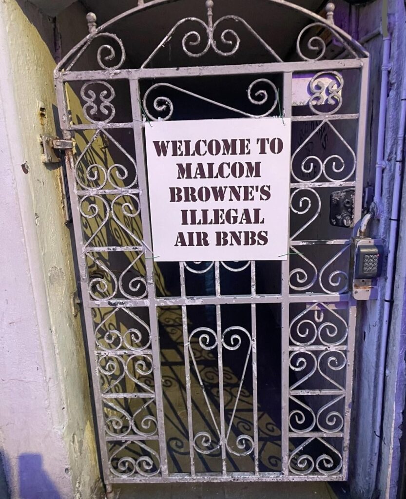 Die Familien wurden illegal aus Häusern des Stadtzentrums in Galway vertrieben, um illegale Airbnbs zu schaffen.