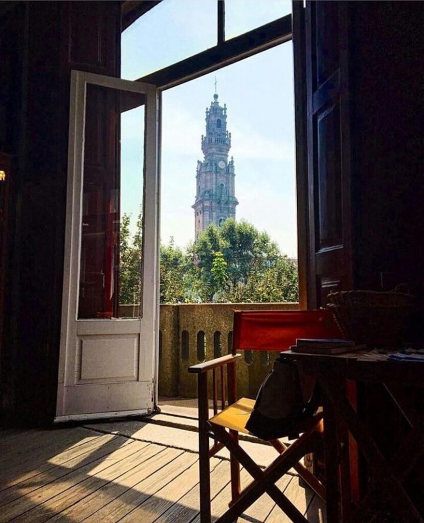 Der legendäre Clérigos Tower in Porto, Portugal