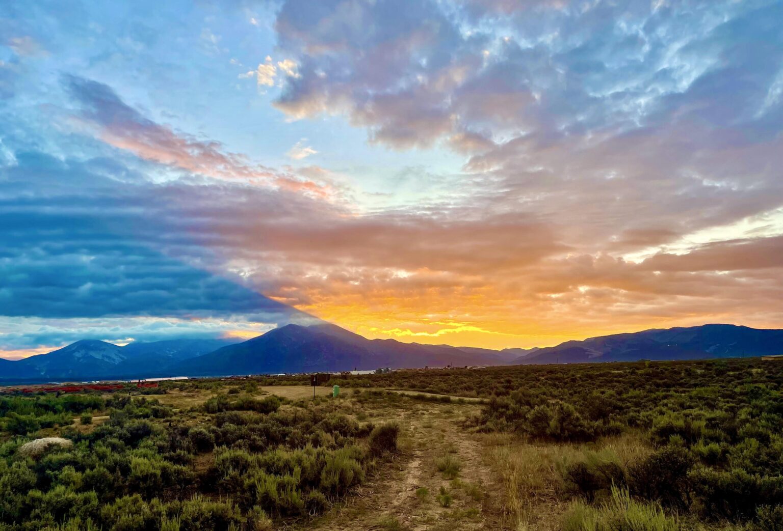 New Mexico Sonnenaufgang mit dem Berg, der einen Schatten über den Himmel wirft
