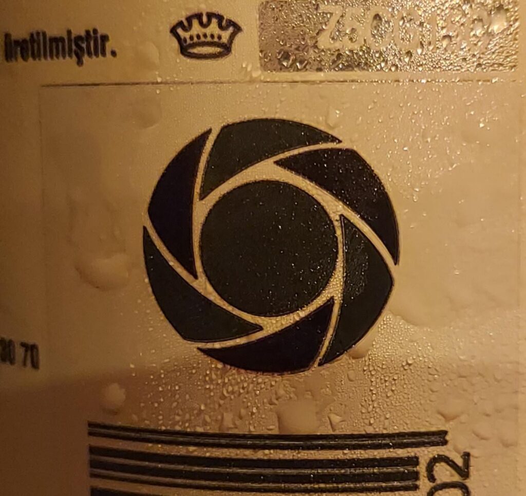 Das Symbol ähnlich dem Aperture Laboratoies -Logo auf Cappy -Fruchtsaft.