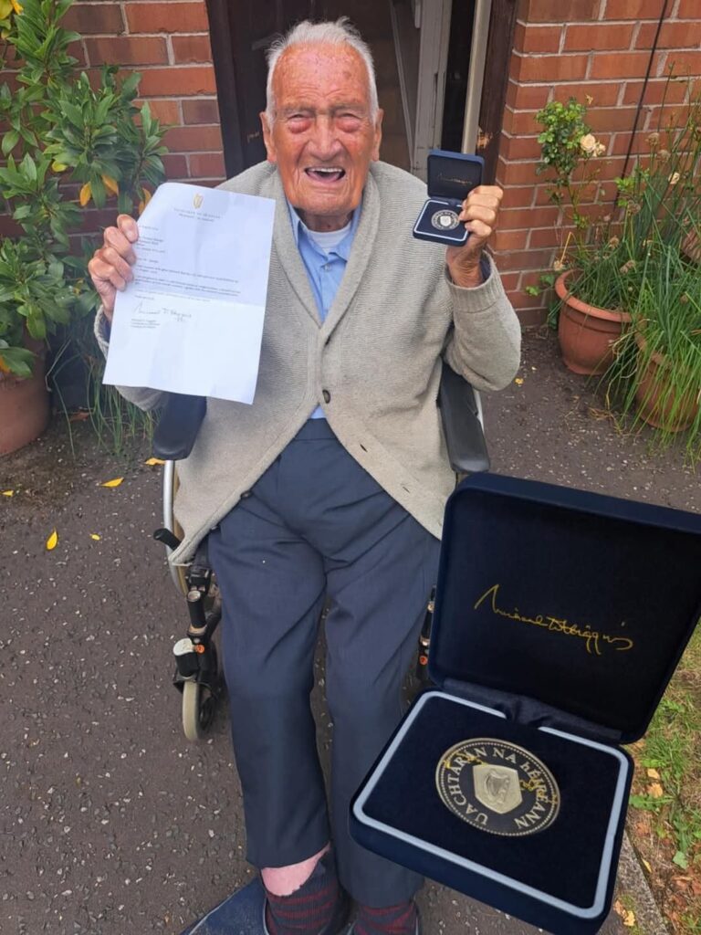Ein großer Happy 104. Geburtstag für Belfasts Terry Sharpe, dessen Vater Albert Sharpe, Darby in Disneys 'Darby O'Gill und The Little People' spielte. Was für ein Meilenstein!