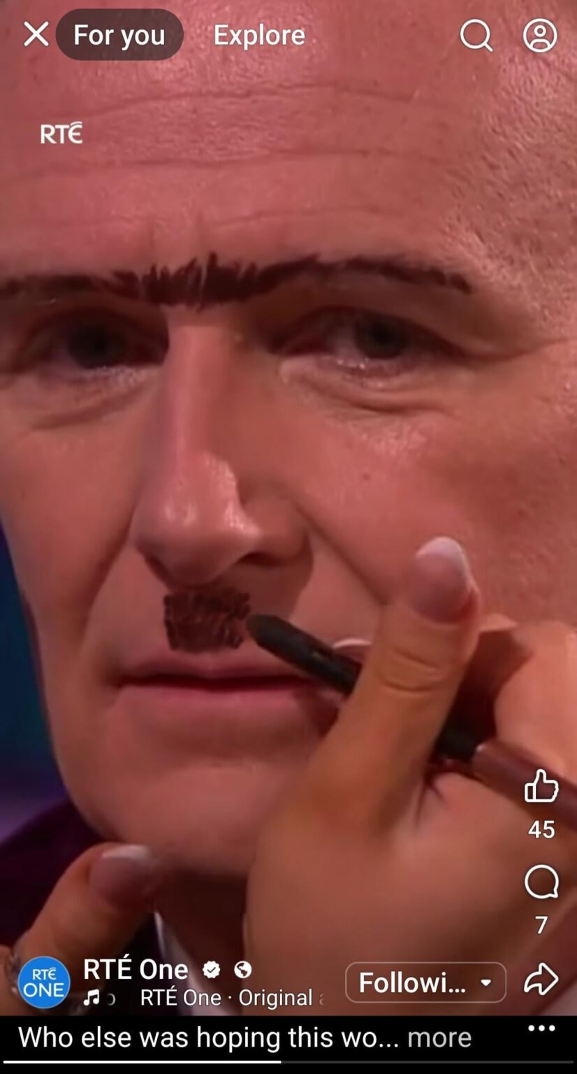 Daithi O'se bekommt während der Rose von Tralee einen Unibrow- und Hitler -Schnurrbart auf sein Gesicht