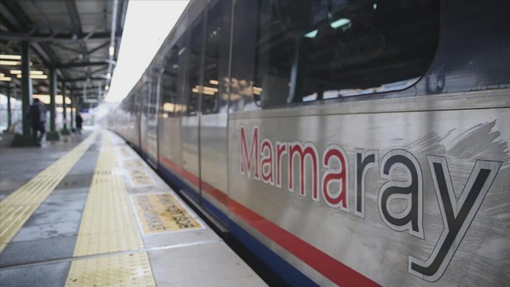 Marmaray hält an den Haltestellen von zwei Menschen an, indem sie auf die Schienen sprang und sein Leben beendete. Die Expeditionen wurden dann vorübergehend gestoppt.