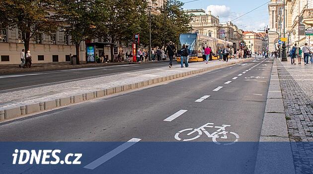 Die Straßenbahninsel der Altstadt erweiterte sich und dies war auch eine Fahrspur für Radfahrer