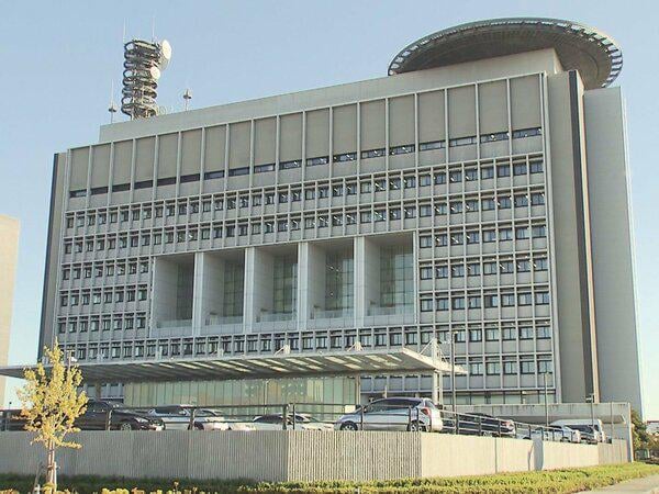 Der Polizeibeamte wurde verhaftet, weil er angeblich versucht hatte, eine 26-jährige Frau in einem Einkaufszentrum zu verbessern