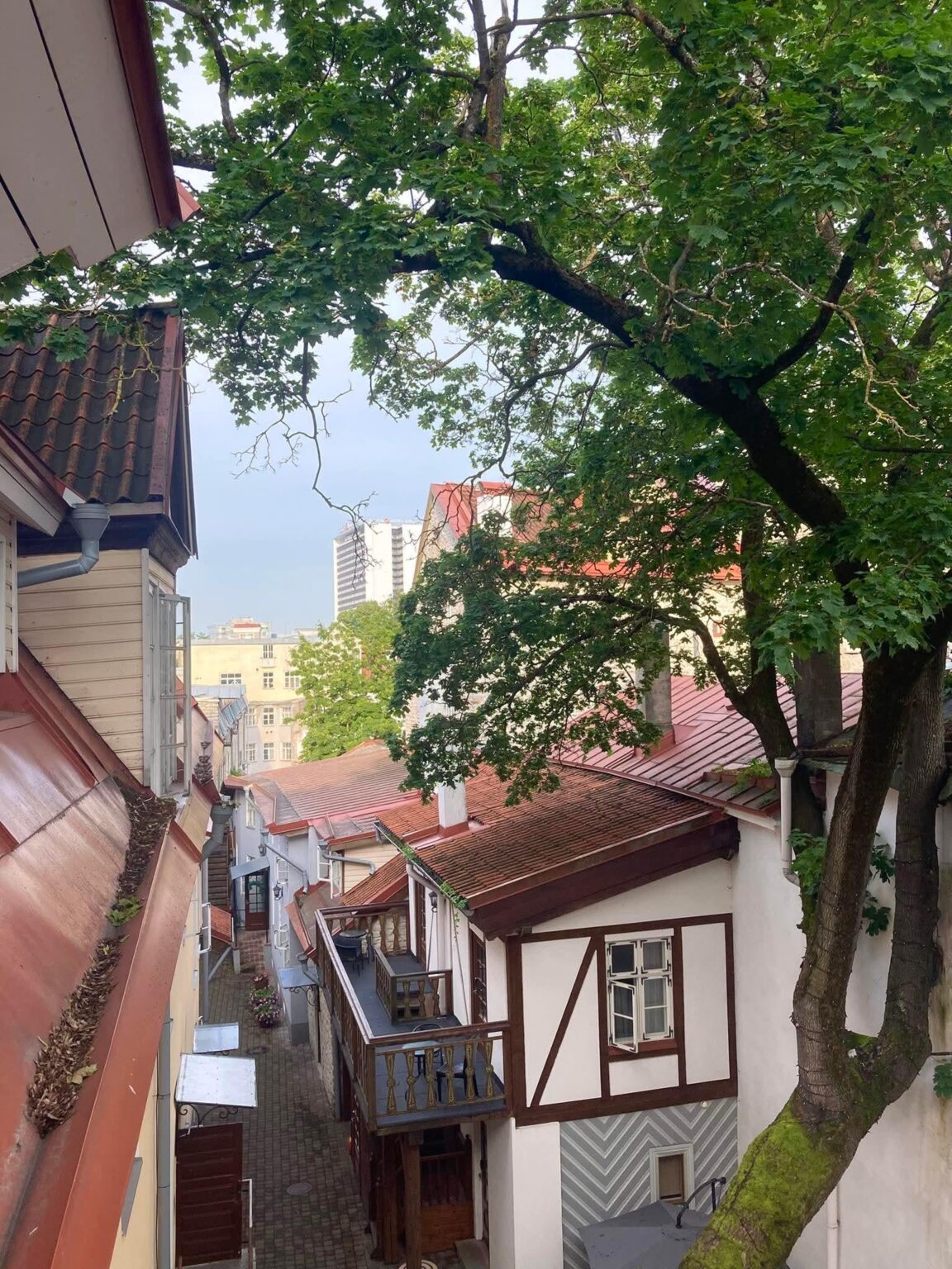 Eine Gasse in Tallinn überlagen