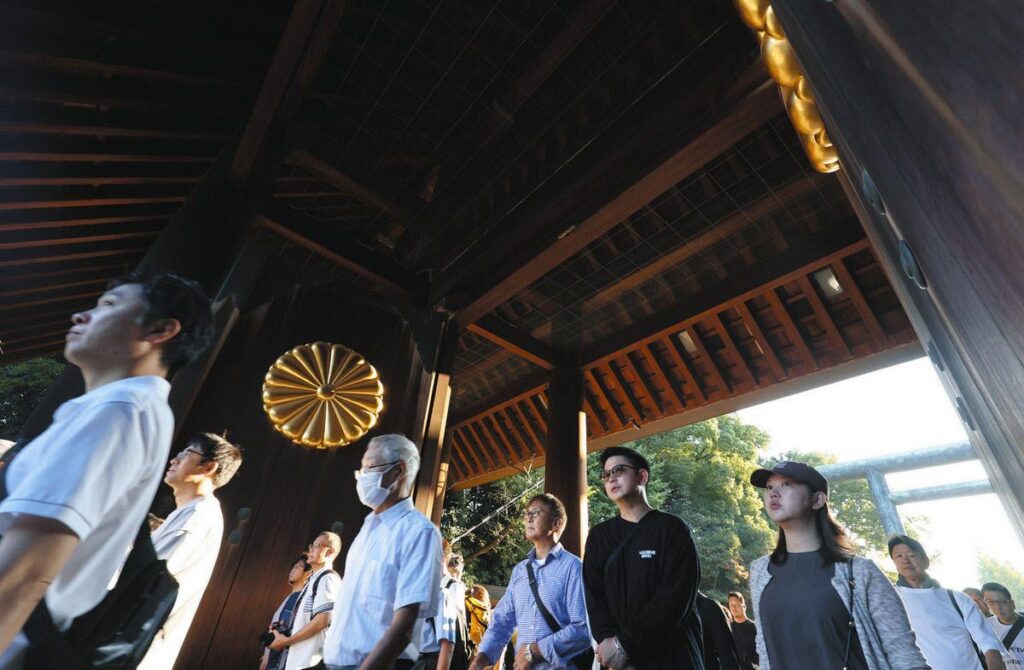 Am 15. August, 80 Jahre nach Kriegsende, warteten große Warteschlangen von Menschen, die zwei Stunden darauf warten, den Yasukuni -Schrein zu besuchen. Einige junge Leute fragen sich, ob es in Ordnung sei, sich nur auf die Interessen ihres eigenen Landes zu konzentrieren Am 15. August, 80 Jahre nach Kriegsende, warteten große Warteschlangen von Menschen, die zwei Stunden darauf warten, den Yasukuni -Schrein zu besuchen. Einige junge Leute fragen sich, ob es in Ordnung sei, sich nur auf die Interessen ihres eigenen Landes zu konzentrieren