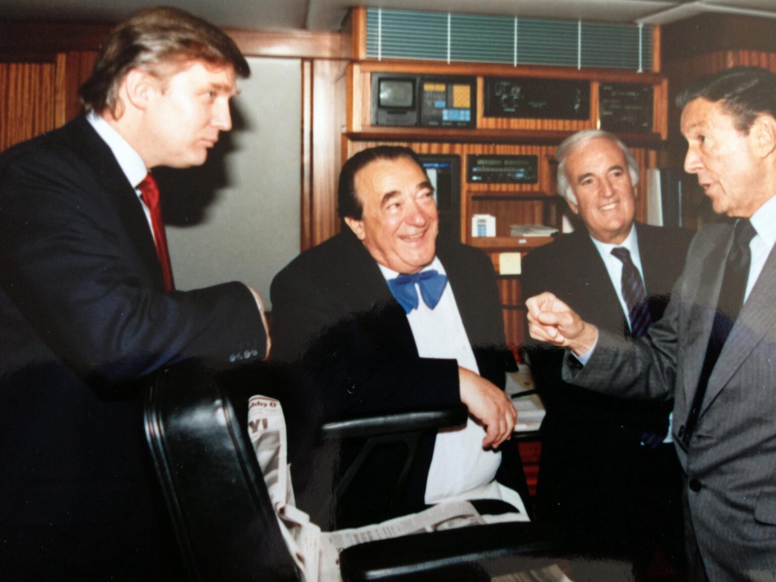 Robert Maxwell mit Donald Trump abgebildet