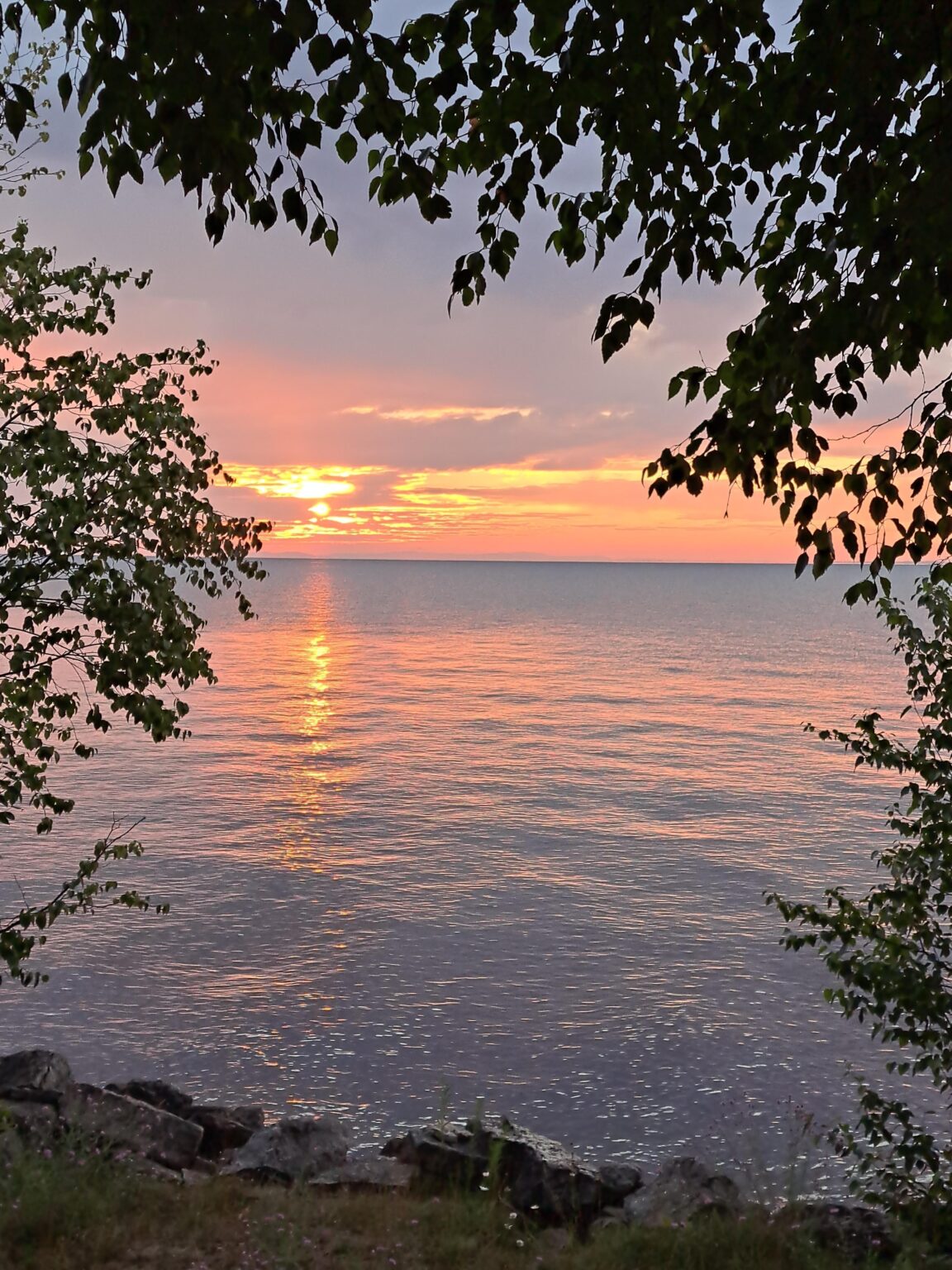 Sonnenaufgang über Whitefish Bay. Paradies, MI Area.