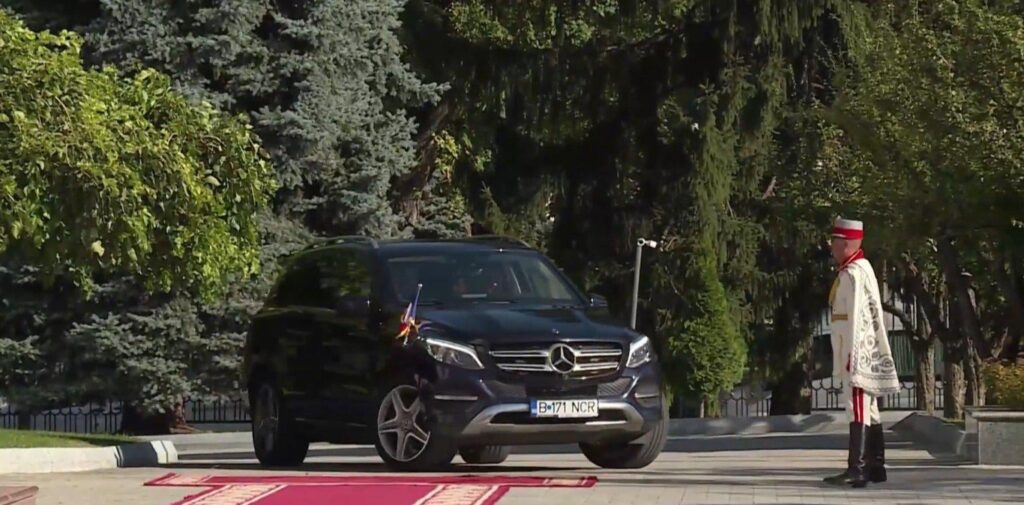 Emmanuel Macron kam zu dem Treffen mit Maia Sandu in einem in Bukarest registrierten Auto (der Untergrund fand nicht wieder schweigend heraus))
