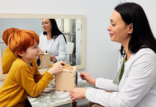 Eine beträchtliche Anzahl autistischer Kinder hat ebenfalls ADHS. Diese Erkenntnisse unterstreichen die Notwendigkeit, Kinder gründlich zu diagnostizieren, wenn sie jung sind, um sicherzustellen, dass sie eine angemessene Pflege haben. Die Forscher fanden heraus, dass die frühkindliche Autismusdiagnose eine spätere ADHS -Diagnose stark voraussagt.