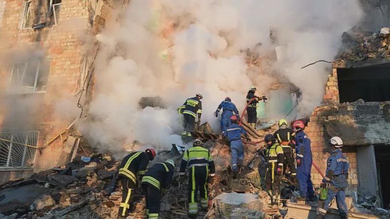 Vierzehn bei russischen Drohnen- und Raketenangriffen auf Kyiv getötet
