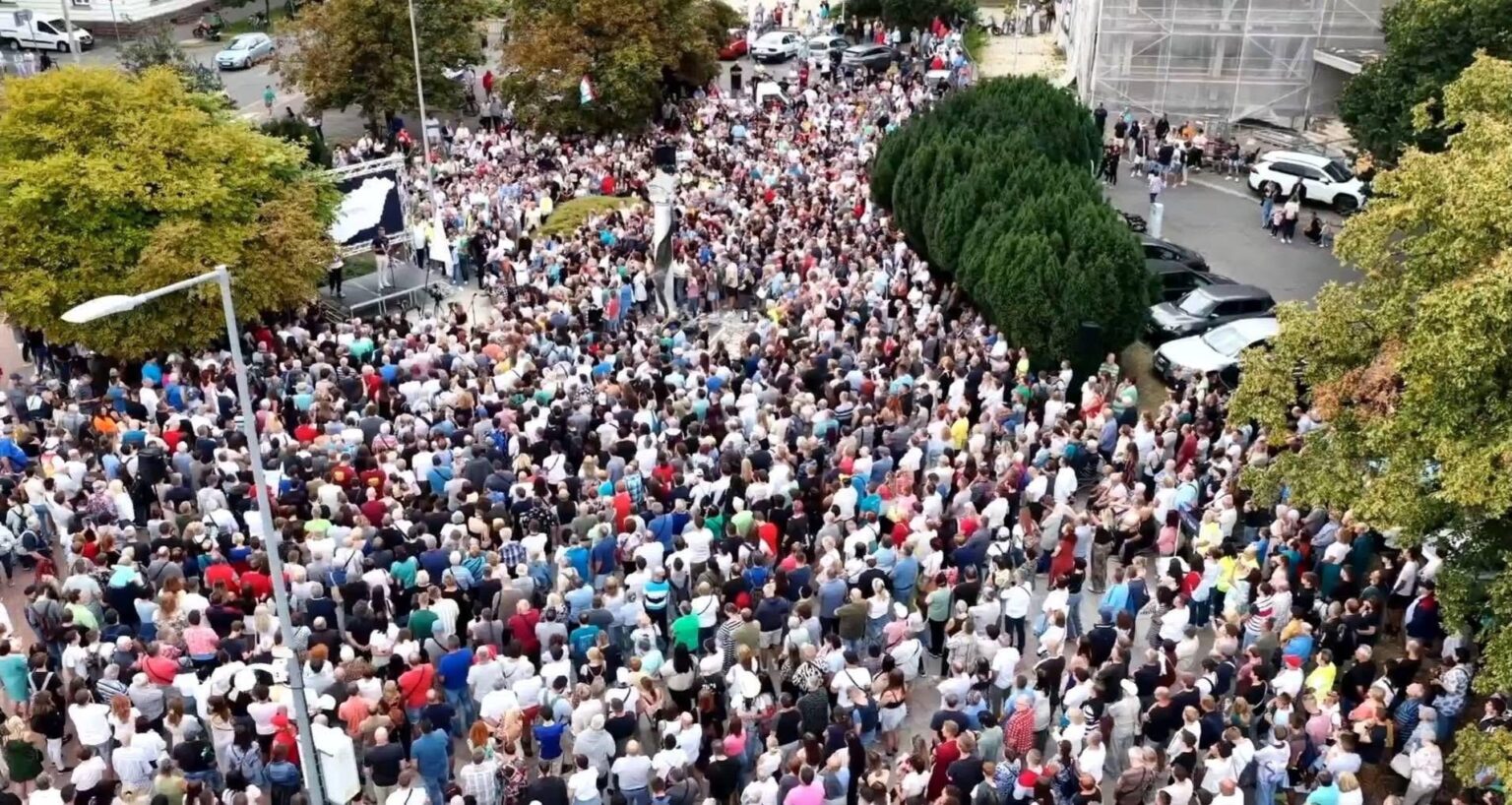 MP in Szombath. Ich war dort 20 Minuten zu spät, hielt aber eine überzeugende Rede. Dort gab es 1 digitaler Krieger, aber bei den Veranstaltungen mehrmals mit den Antworten von MP gefüllt. Es gab viele alte und mittlere Alters. 1 Provocateur hat nicht gefragt. MP in Szombath. Ich war dort 20 Minuten zu spät, hielt aber eine überzeugende Rede. Dort gab es 1 digitaler Krieger, aber bei den Veranstaltungen mehrmals mit den Antworten von MP gefüllt. Es gab viele alte und mittlere Alters. 1 Provocateur hat nicht gefragt.