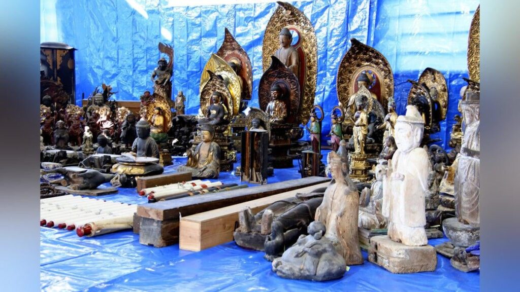 Mann stiehlt buddhistische Statuen, Ziele verlassene Tempel und Schreine, sammelte 190 Elemente … Er führte vorläufige Forschung online durch und identifizierte „unbewohnte Tempel“, indem er nach Telefonnummern überprüfte Mann stiehlt buddhistische Statuen, Ziele verlassene Tempel und Schreine, sammelte 190 Elemente ... Er führte vorläufige Forschung online durch und identifizierte "unbewohnte Tempel", indem er nach Telefonnummern überprüfte