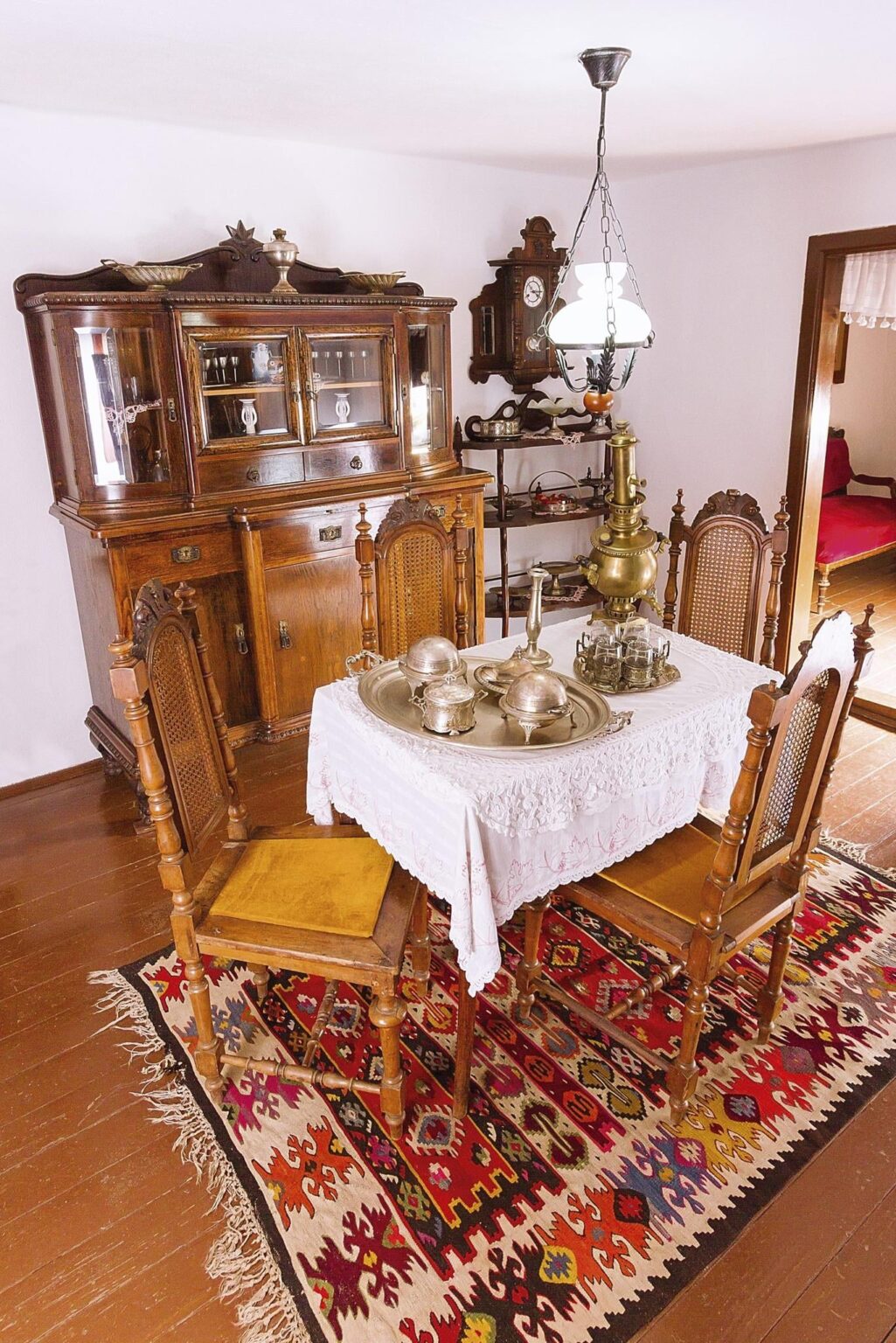 Frühes 20. Jahrhundert serbisches städtisches Haus Speisesaal