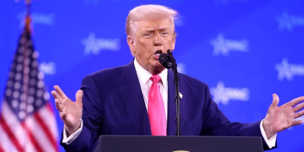 Trump zeigt Anzeichen einer kognitiven Verschiebung nach dem Schießen von 2024, wie neue Studien. Durch die Analyse von Kampagnenreden fanden die Forscher Hinweise darauf, dass Trumps kognitive Muster zu Stilen zurückkehrten, die er 2016 verwendete. Diese Verschiebung könnte auf einen psychologischen Rückzug auf vertraute mentale Rahmenbedingungen nach Trauma hinweisen.