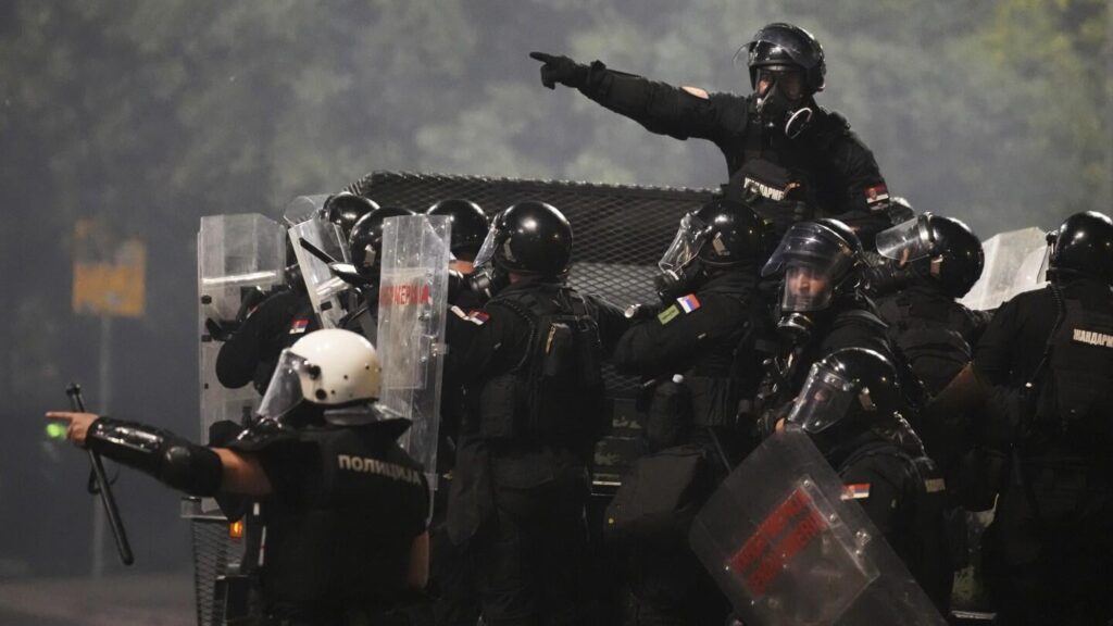 Serbiens populistischer Führer verspricht schwierige Reaktion auf Demonstranten nach Unruhen