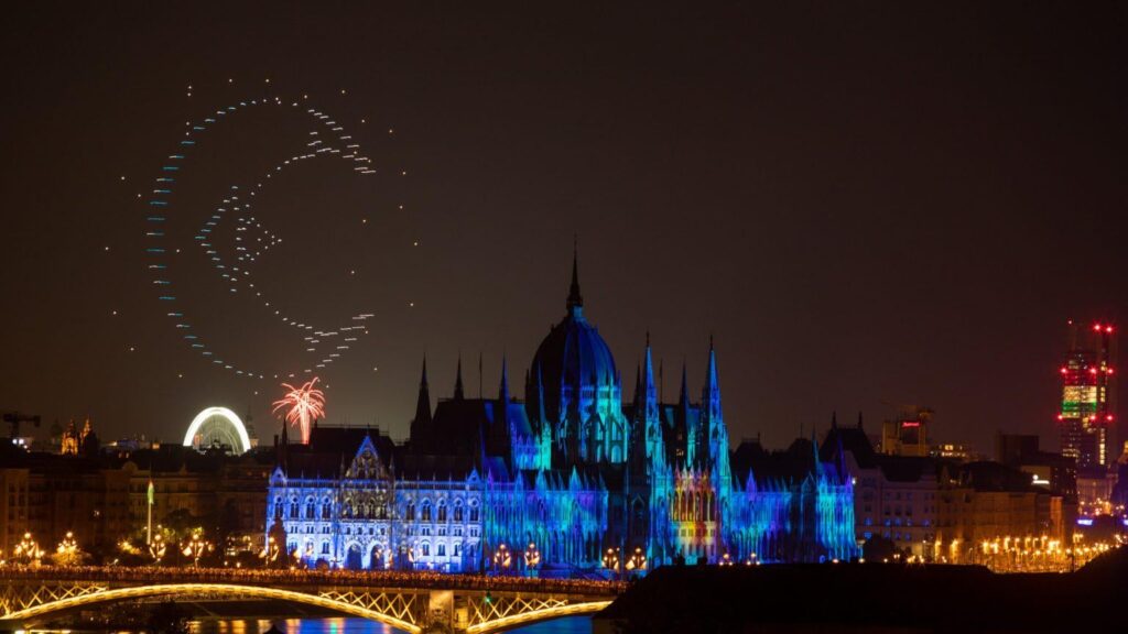 Peter und Donau schwimmendem Kreuz? Im Jahr 2023 beobachteten Viktor und Erdogan das Feuerwerk zusammen, dann öffnete ein Halbmond die Show ...
