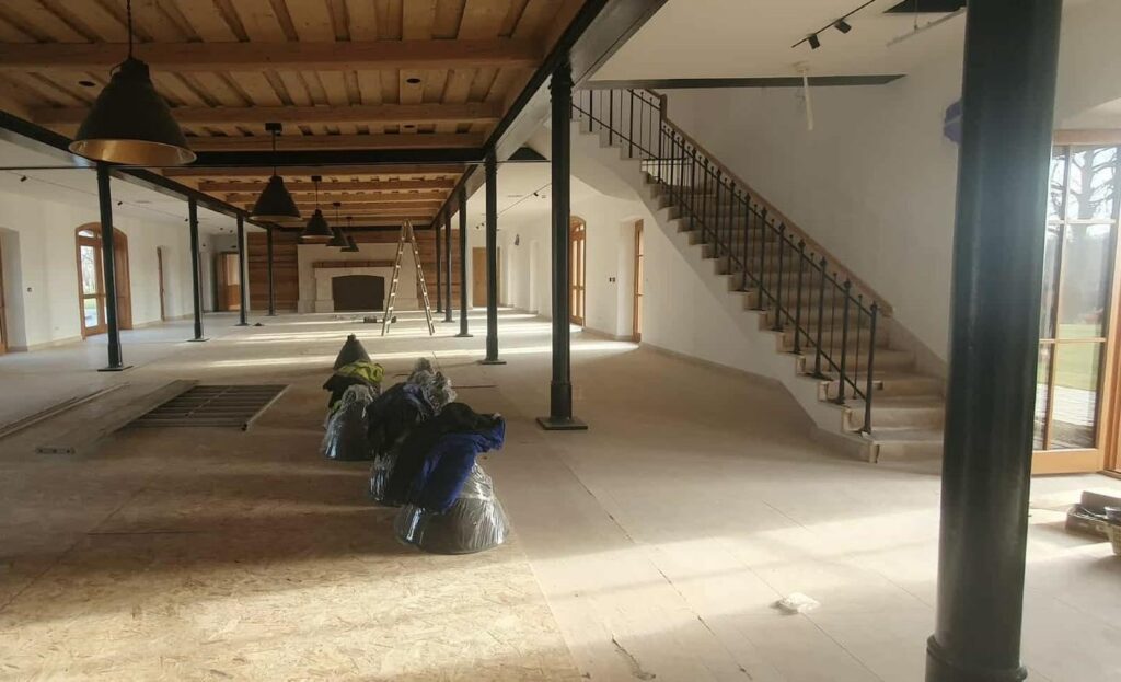In einem riesigen Kamin werden die Wälder Ungarns von der Orbán -Dynastie in Hatvanpuszta verbrannt In einem riesigen Kamin werden die Wälder Ungarns von der Orbán -Dynastie in Hatvanpuszta verbrannt