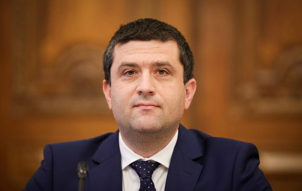 RADU MIRUţţ: Diejenigen, die heute in staatlichen Unternehmen laufen, kommen nicht einmal für diese 15.000-30.000-50.000. Ich komme für die Kombinationen, die sie aus den jeweiligen Positionen machen
