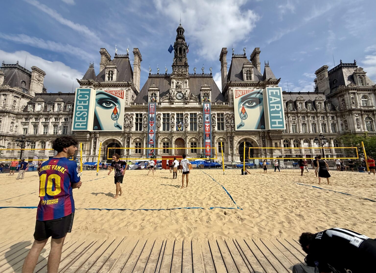 Volleyball spielen vor dem Rathaus von Paris