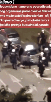 Der serbische Aufruhr Polizist verbreitet die Beine eines verhafteten Teenagers und tritt ihn in die Leistengegend. Filmmaterial vom 14. August, Valjevo, Serbien.