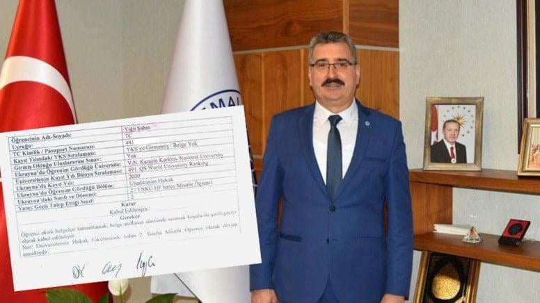 Rektor der Tekirdağ Namık Kemal University (TNKU) Dr. Mumin Sahin, die keine Prüfungen abnahm, war sein Sohn unter der Regie von seiner eigenen Universität die Fakultät der Rechtswissenschaft.