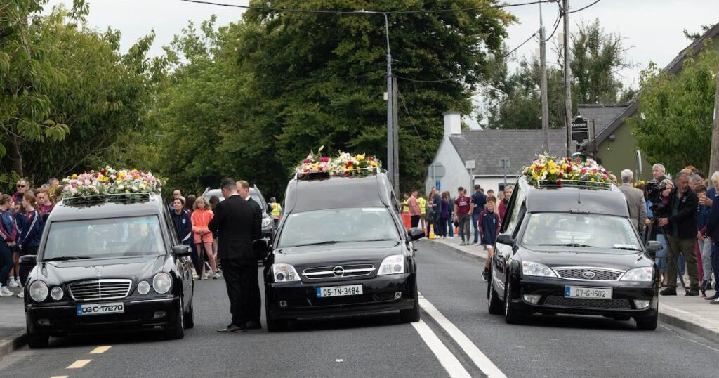 Todesfälle in Co Fermanagh: „Der einzige Trost, den wir haben, ist, dass Vanessa, James und Sara zusammen und schließlich sicher sind“ Todesfälle in Co Fermanagh: "Der einzige Trost, den wir haben, ist, dass Vanessa, James und Sara zusammen und schließlich sicher sind"