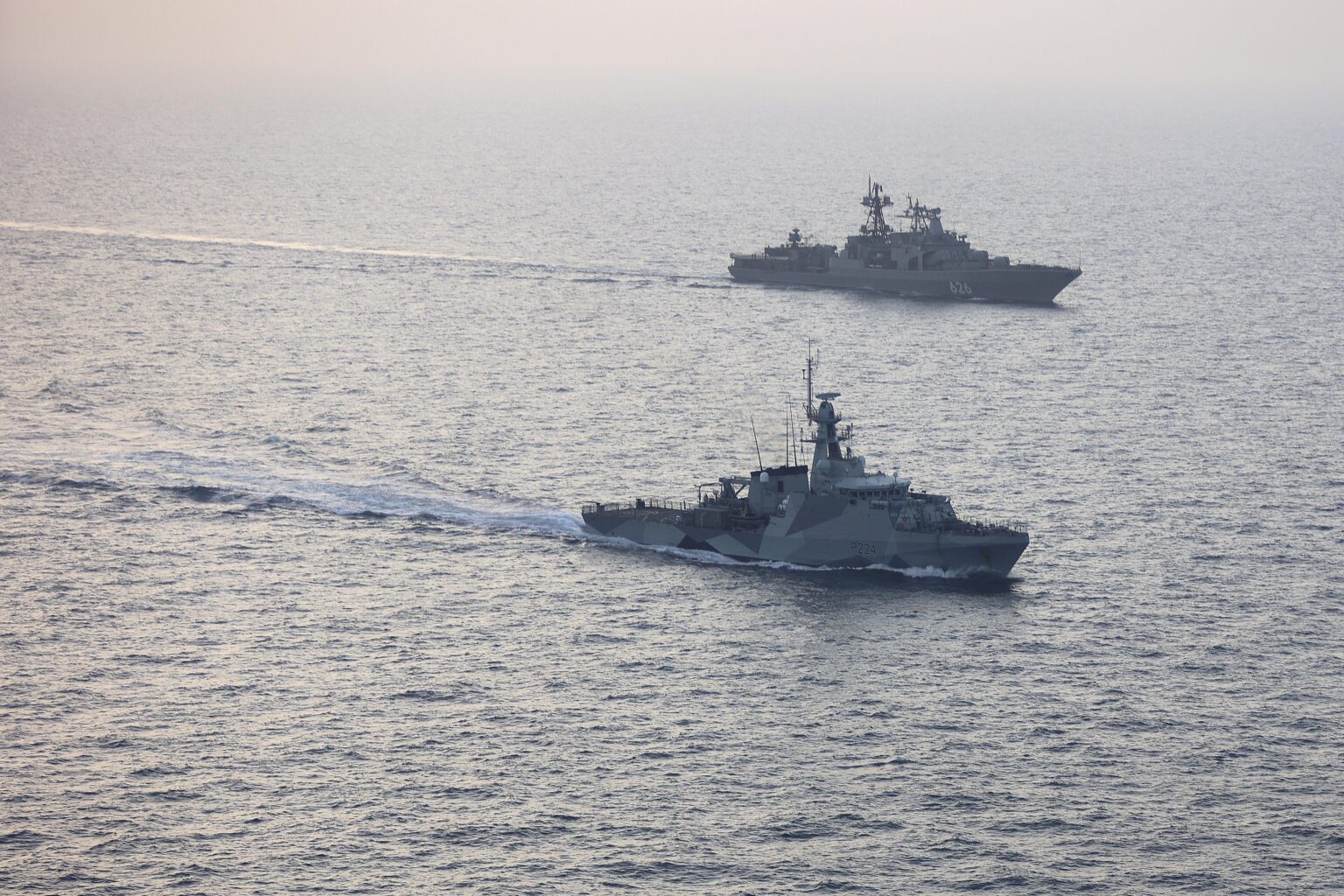 HMS Trent beschattete den russischen Zerstörer Vizeadmiral Kulakov und zwei Tanker durch den Ärmelkanal