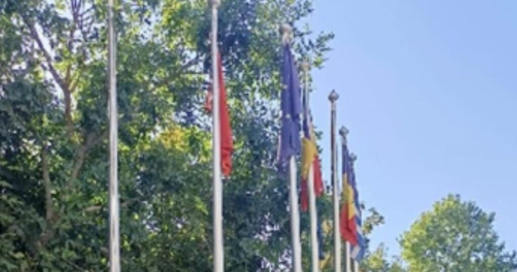 Russlands Flagge, aus einem Gebäude in Tulcea zurückgezogen. Bürgermeister: Es wird zurückkommen, wenn die Russen aus Putin entlassen werden. Das Rathaus von Tulcea wurde am Donnerstag die Flagge Russlands in der Nähe des Kunstmuseums entfernt, nach Anfrage des Außenministeriums. Russlands Flagge, aus einem Gebäude in Tulcea zurückgezogen. Bürgermeister: Es wird zurückkommen, wenn die Russen aus Putin entlassen werden. Das Rathaus von Tulcea wurde am Donnerstag die Flagge Russlands in der Nähe des Kunstmuseums entfernt, nach Anfrage des Außenministeriums.
