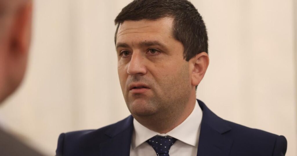 RADU MIRUţţ: Diejenigen, die die staatlichen Unternehmen heute leiten, kommen nicht für diese 15.000 – 30.000 – 50.000. Ich komme für Kombinationen RADU MIRUţţ: Diejenigen, die die staatlichen Unternehmen heute leiten, kommen nicht für diese 15.000 - 30.000 - 50.000. Ich komme für Kombinationen