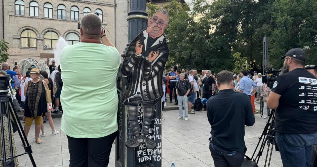 Protest auf dem Universitätsplatz gegen die Erklärung des nationalen Trauertages für Iliescu. Die Gendarmerie sagt, die Manifestation sei illegal