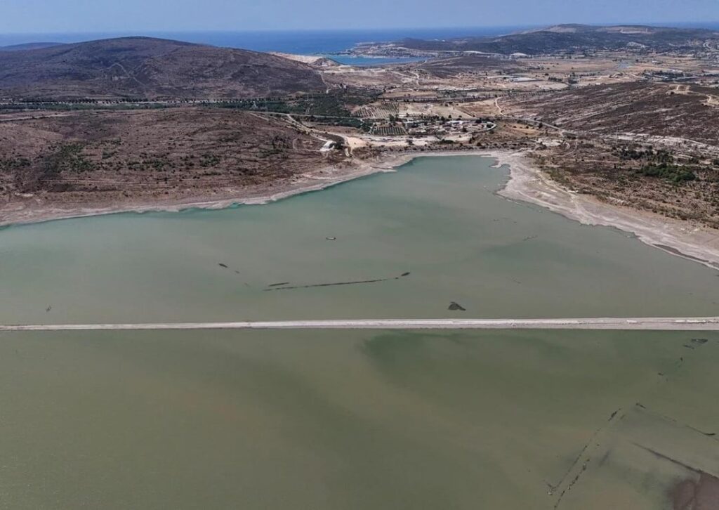 Aufgrund der Dürre in Izmir, dem Wasserstand im Damm, entstand die alte Izmir-Cesme-Straße.