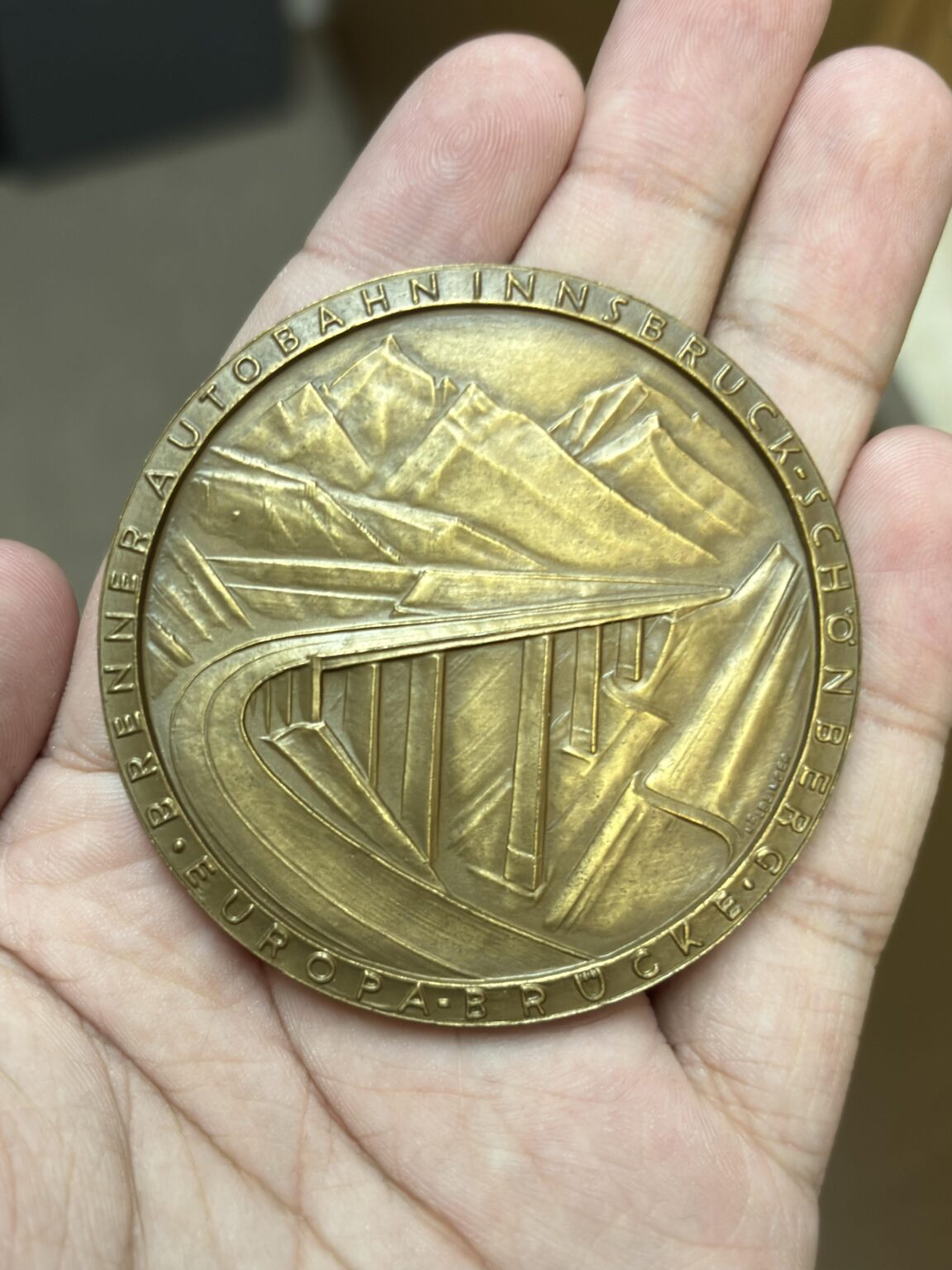 Die Medaille, die mein Großvater für den Bau der Europa Bridge erhielt - die höchste Brücke in Europa bei seiner Eröffnung.