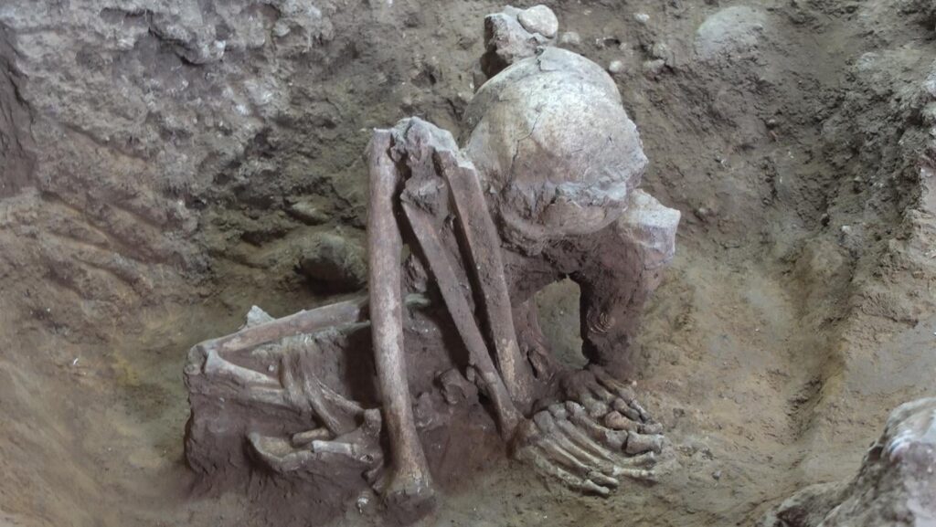 Die ältesten bekannten Mumien wurden gefunden - in Südostasien. Leichen, die über rauchige Brände getrocknet sind, sind mindestens 7.000 Jahre älter als ägyptische Mumien.