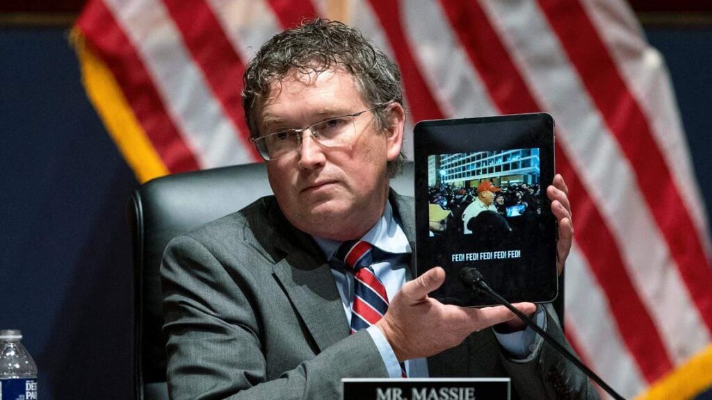 Rep. Massie schlägt Trump: „Ich habe derzeit drei Milliardäre in Kentucky und einer von ihnen in Epsteins schwarzem Buch“ Alle drei haben Verbindungen zu Israel. Rep. Massie schlägt Trump: „Ich habe derzeit drei Milliardäre in Kentucky und einer von ihnen in Epsteins schwarzem Buch" Alle drei haben Verbindungen zu Israel.