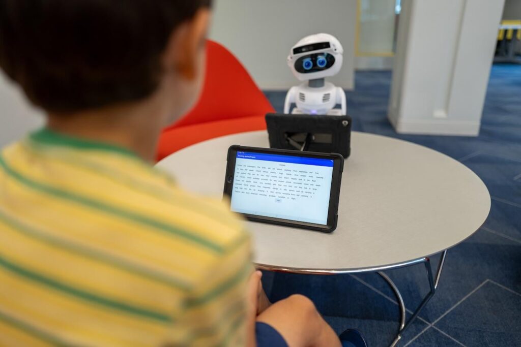 Roboter -Lesebegleiter können Kindern helfen, die Lesestürme zu überwinden | Kinder gaben an, sich beim Lesen von Robotern im Vergleich zu Menschen „weniger stressig“ zu fühlen, weil sie sich „weniger beurteilt“ fühlten