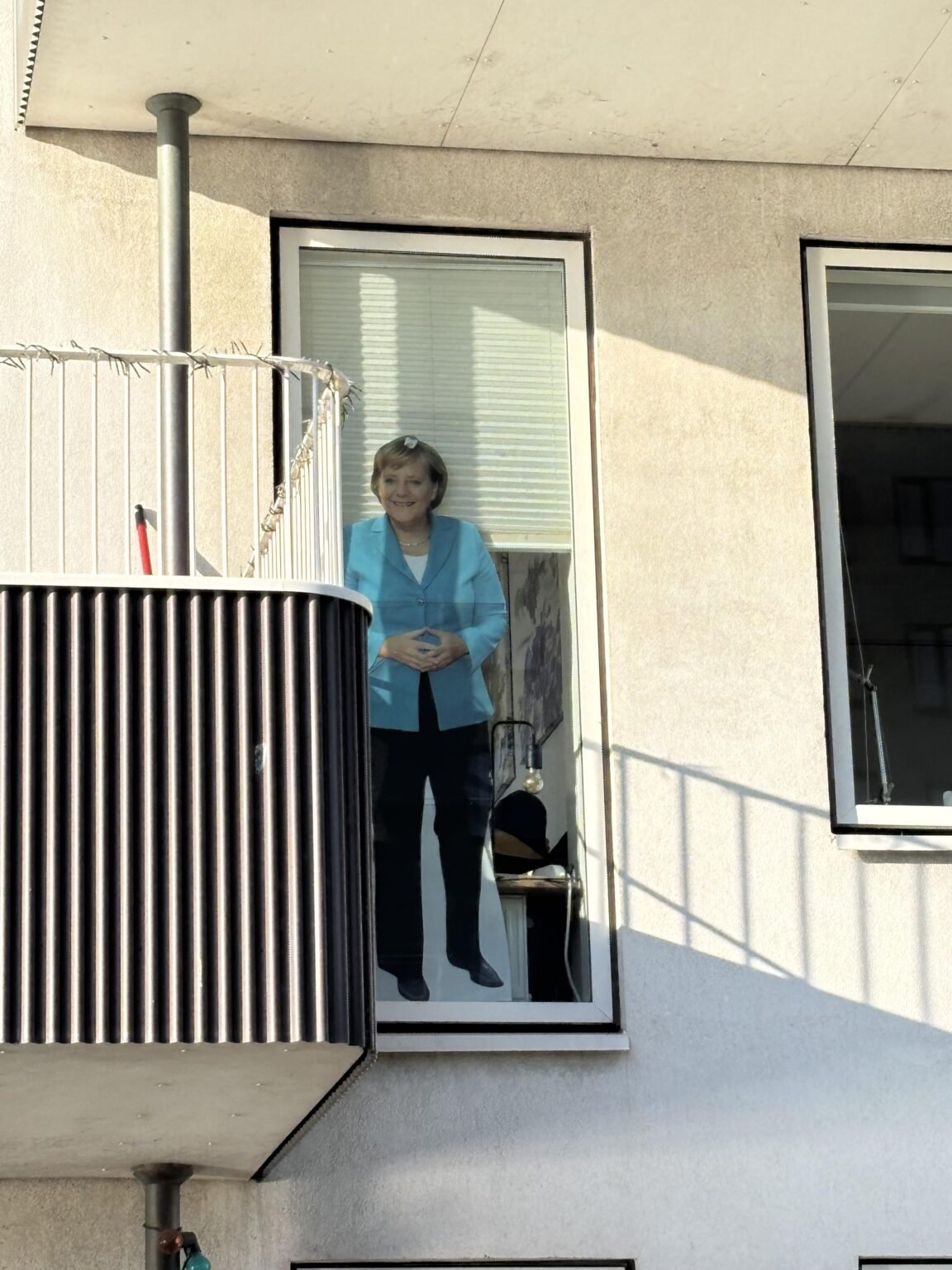Karton Merkel im Fenster einer zufälligen Kopenhagen -Wohnung (Dänemark)
