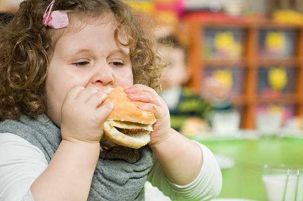 Mehr Kinder, die jetzt zum ersten Mal fettleibig als untergewichtig sind, und Junk Food fährt die Schicht