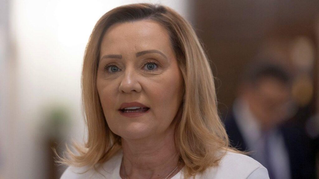 „Nach einem Schrank wachten wir mit einem Nachttisch auf.“ Hartes Angriff von Elena Lasconi gemäß den von Bolojan angekündigten Maßnahmen "Nach einem Schrank wachten wir mit einem Nachttisch auf." Hartes Angriff von Elena Lasconi gemäß den von Bolojan angekündigten Maßnahmen