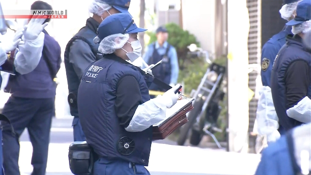 Frau fand Blutungen in der Tokyo Street Sterben, die Polizei sucht nach männlichem Verdächtigen