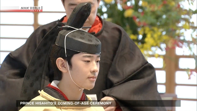 Prinz Hisahito besucht die Krone, die während der Coming-of-Age-Zeremonie Ritual trägt