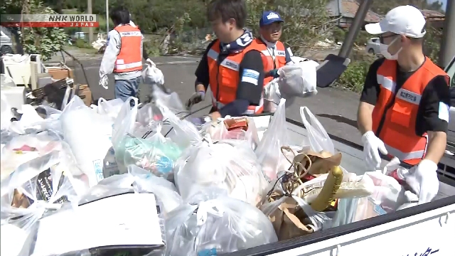 Freiwillige beginnen mit der Reinigung der Arbeit in Makinohara nach zerstörerischen Böen