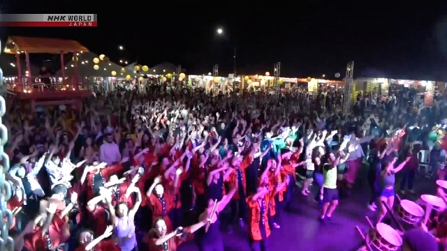 Junge Menschen in Brasilien führen Bewegungen durch, die vom Japans Bon Odori -Tanz inspiriert sind