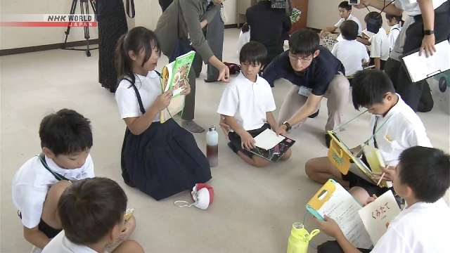 Buchboot, das von Ando Tadao entworfen wurde, bringt Kinder auf japanischen Inseln zusammen